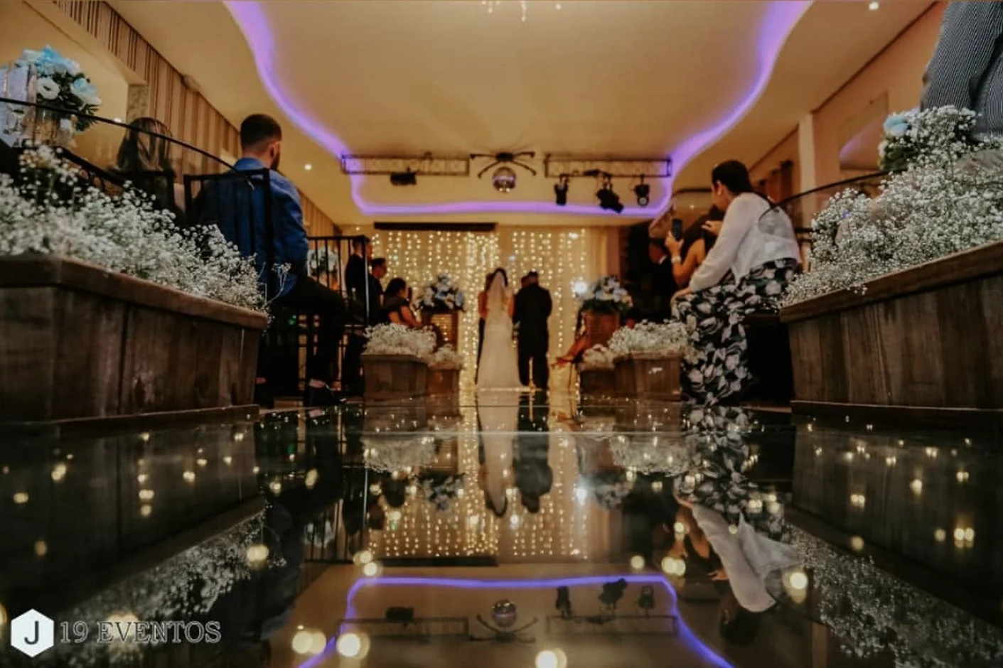 Cerimônia de casamento com corredor iluminado no salão em Guarulhos