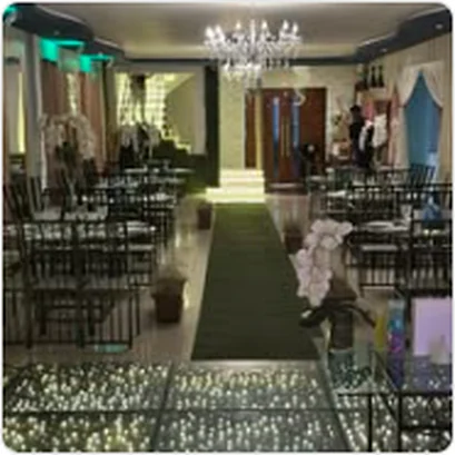 Corredor decorado para cerimônia de casamento em salão de festas em Guarulhos