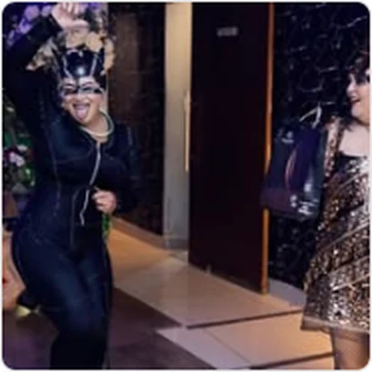 Convidada em festa temática com fantasias no Buffet Dream Hall