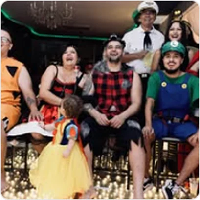 Grupo fantasiado em festa temática no Buffet Dream Hall