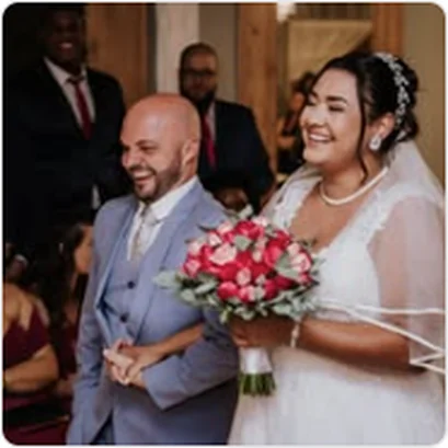 Noiva com buquê ao lado do noivo em casamento no Buffet Dream Hall