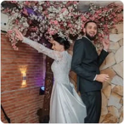 Noivos sob arco de flores em casamento no Buffet Dream Hall