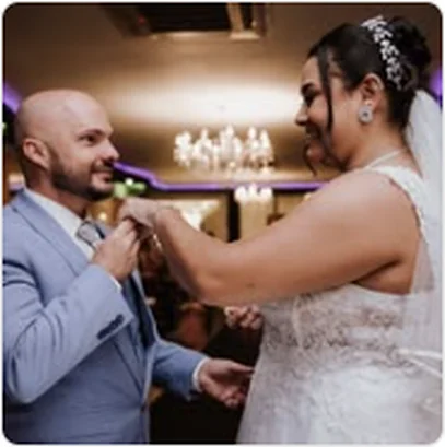 Noivos dançando na pista em festa de casamento no Buffet Dream Hall